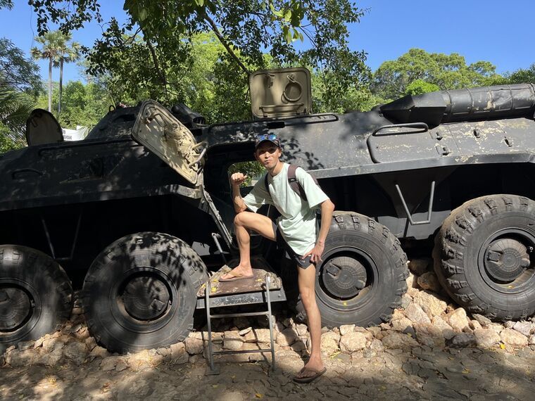 Orr's Hill Army Museum BTR-80 8輪装甲車の横に立つ