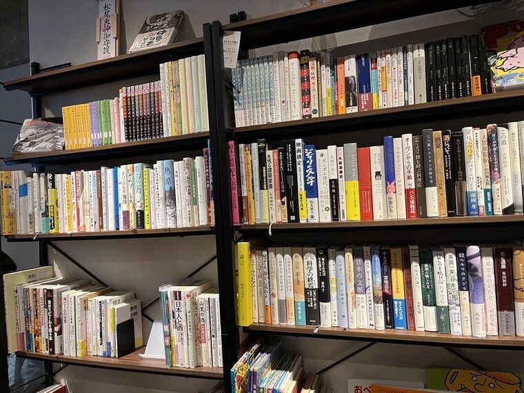 BEER&amp;BOOK猫森の店内に並ぶ古本の棚