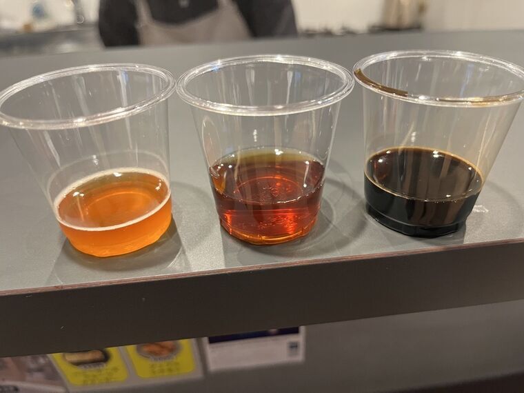 黄金・赤茶・黒の3色のビールを並べた飲み比べカップ