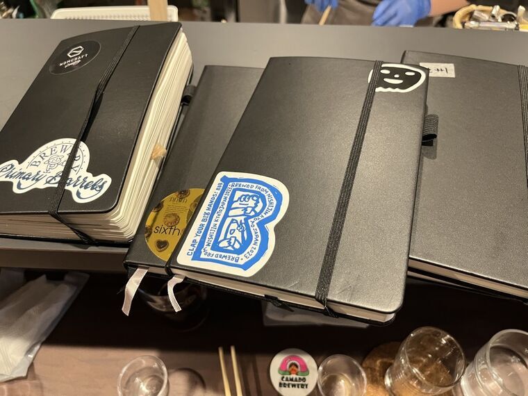 入口に置かれた店主のラベルノート5冊