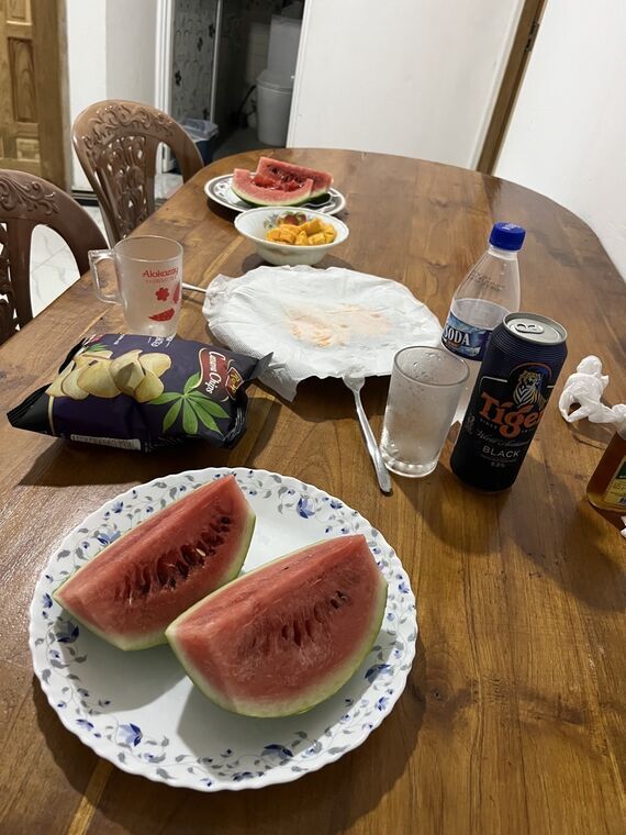 食卓に並んだスイカ・ビール・チップス