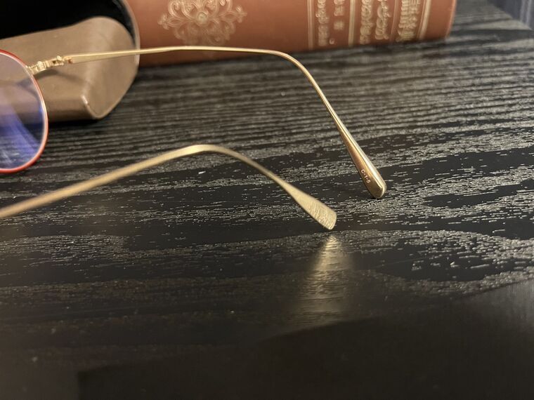 BJ CLASSICサンシフトのテンプル(つる)の先端を写したアップ