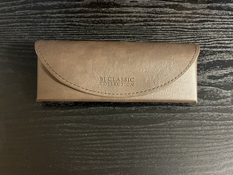 BJ CLASSIC COLLECTIONの刻印が入ったレザーケース