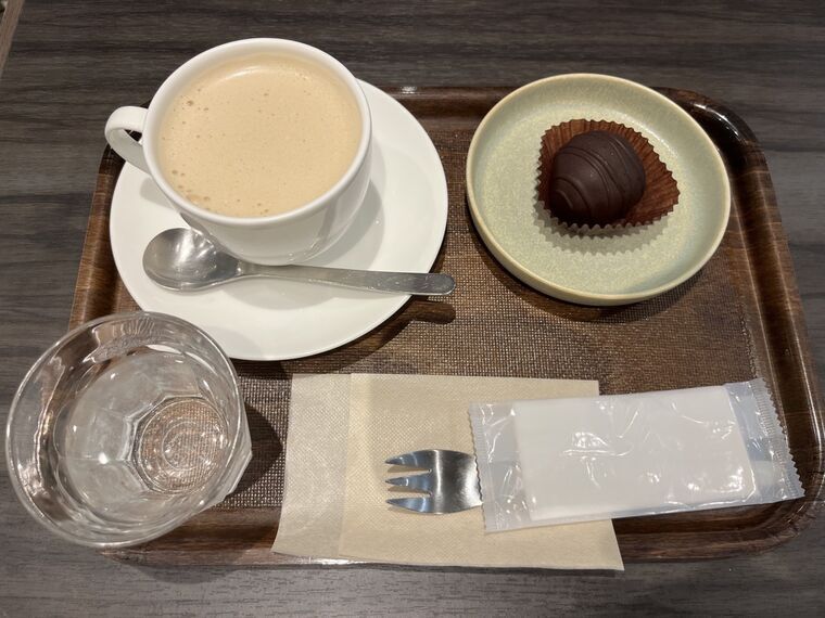 黒糖ミルクコーヒー(カフェインレス)とジャマイカンラムボールが乗ったトレイ