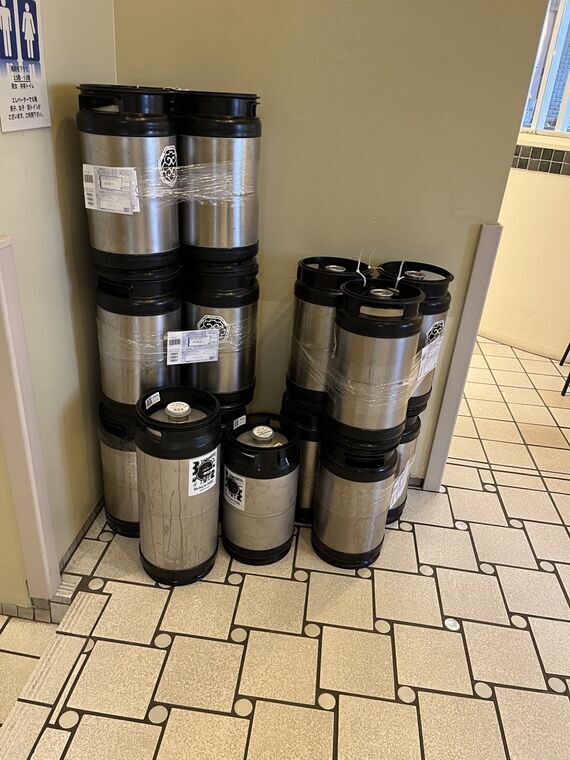 Tap Room BEER KOTAN入口近くに積まれた銀色の樽(ケグ)の山