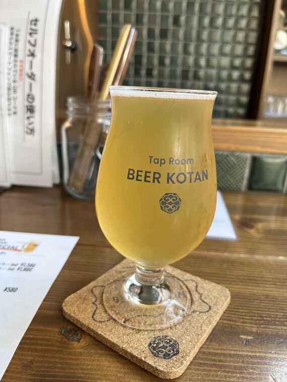 Tap Room BEER KOTANのチューリップグラスに注がれた梅見がち(Ume Saison)Mサイズ