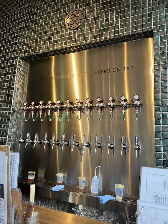 Tap Room BEER KOTANの12タップのタップシステム(FRESH BEERS ON TAP/FROM KAMI-FURANO)