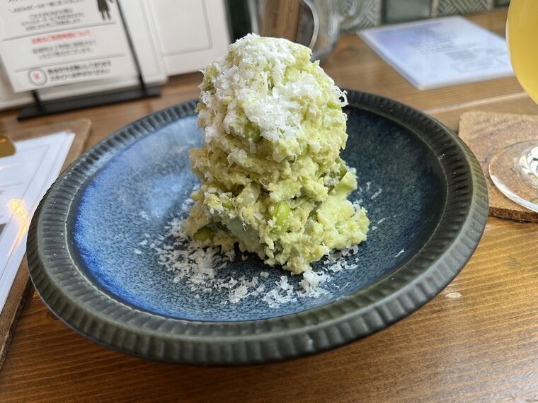 枝豆と削ったチーズが乗った季節のポテトサラダのアップ