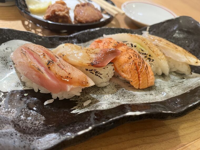 焦がし醤油五貫セット(マグロトロ/ほっき貝/サーモン/えんがわ/旬の白身)、表面を炙った握り