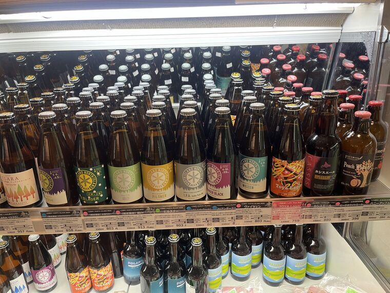きたキッチンの瓶クラフトビール陳列棚と北海道各地の銘柄