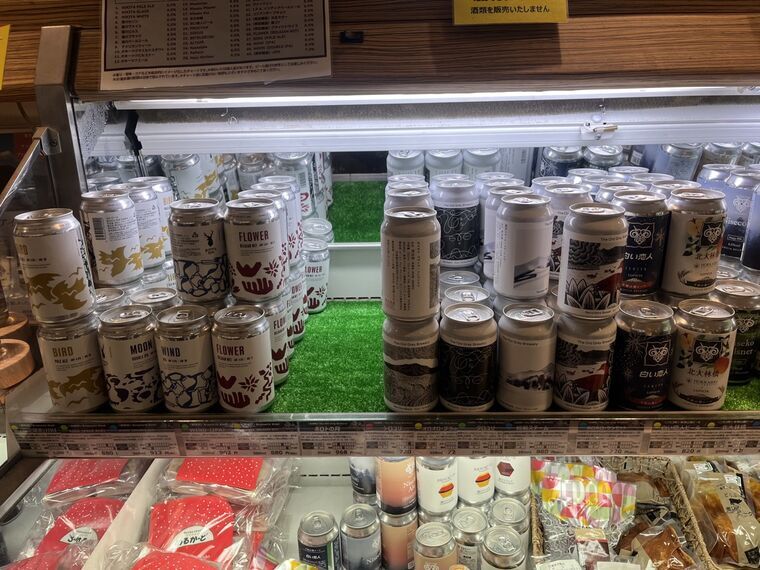 きたキッチンの缶クラフトビール陳列棚(MOON/BIRD/FLOWER/北海道系銘柄)