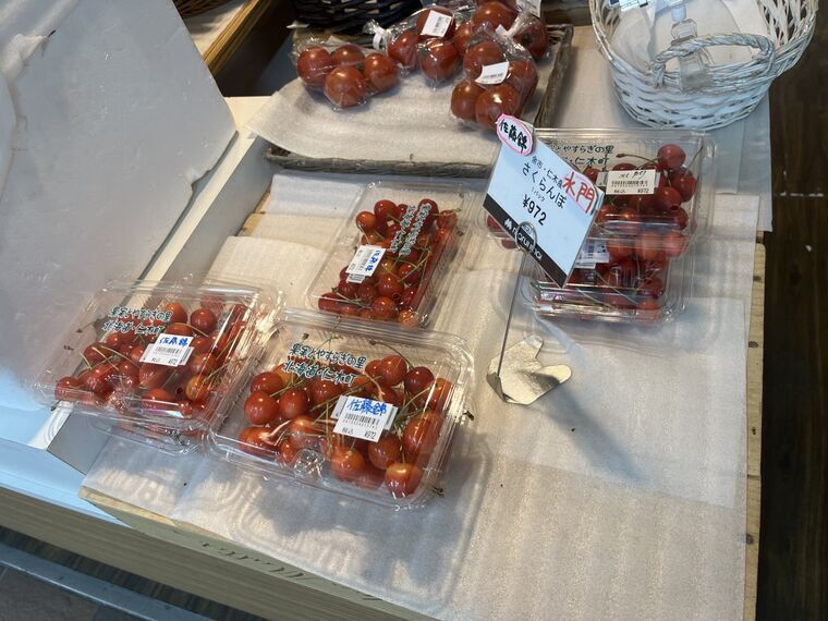 仁木町産さくらんぼ1パック&yen;972の陳列