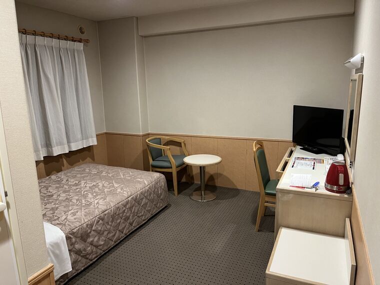 ホテルパールシティ札幌の客室全景。ベッド・椅子・テーブル・TV・電気ポット