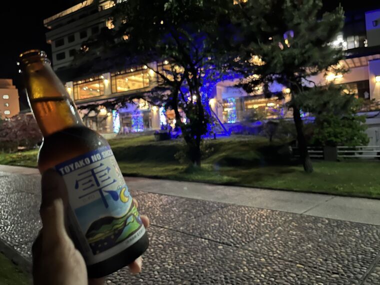 2022年7月3日洞爺湖畔亭の夜、洞爺湖の雫(わかさいも本舗・鬼伝説BREWERY)瓶ビールと洞爺湖イルミネーション