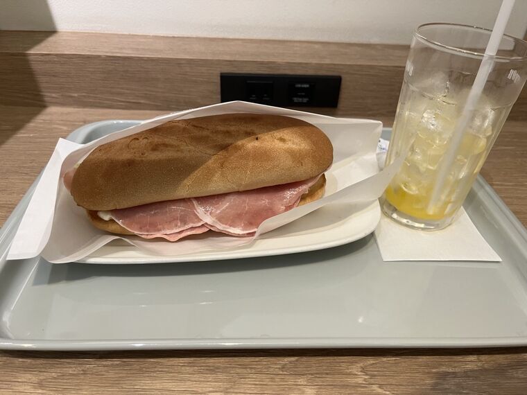 ドトール札幌時計台通店の朝食ミラノサンドとみかんジュース