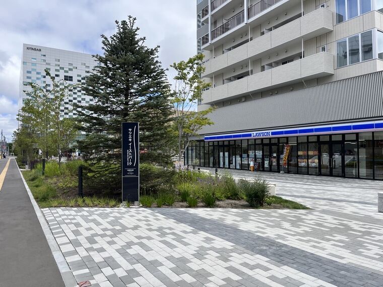サツエキイーストパークの案内柱とLAWSON、KITAGAS ビル