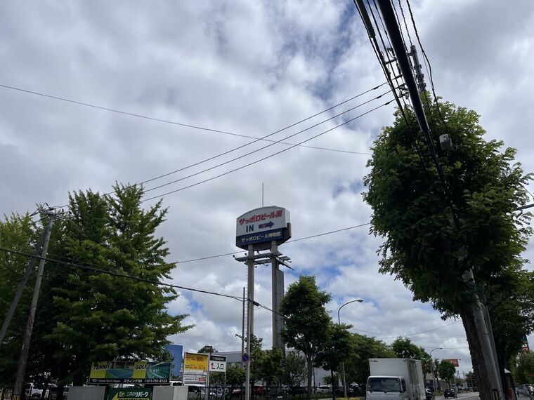 「サッポロビール園 IN&rarr;」 とサッポロビール博物館の案内看板
