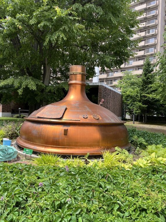博物館屋外に展示された銅製の仕込み釜オブジェ