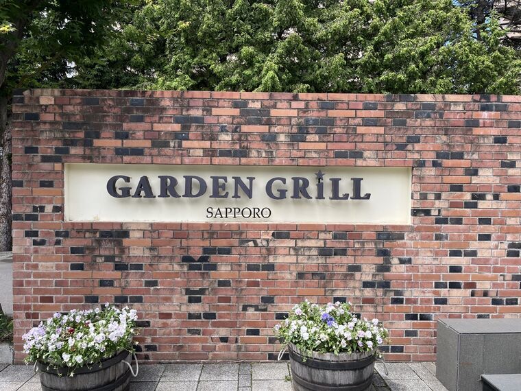 「GARDEN GRILL SAPPORO」 のレンガ壁面に黒文字の看板
