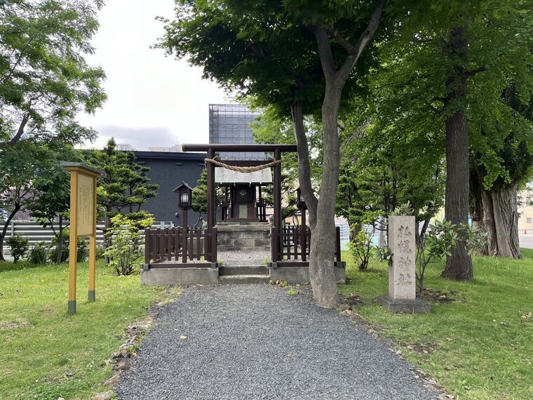 博物館敷地内の札幌神社の小さな祠と鳥居