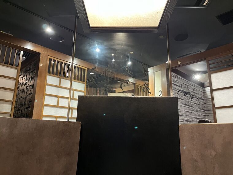 しゃば蔵店内の個室間仕切り(木製衝立・和紙天井)