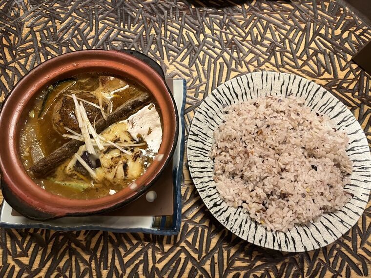 しゃば蔵のラムバーグ羊骨香味スープと十五穀米のペア(上から)