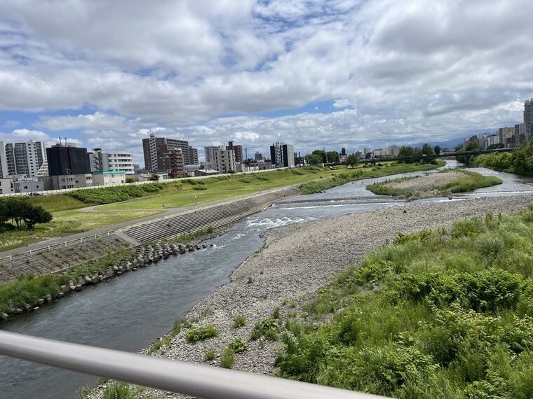豊平川の河川敷と札幌の街並み、遠くの山