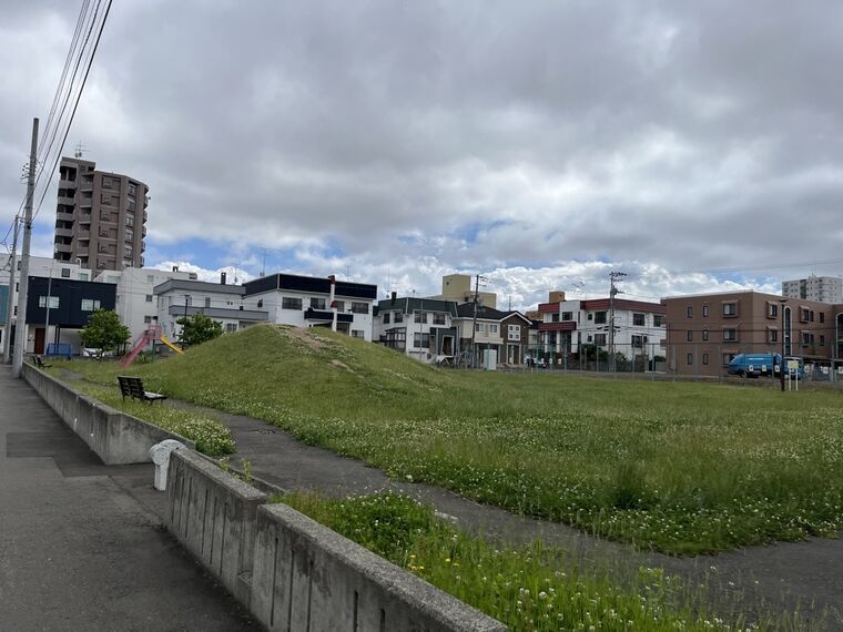 りんご公園全景(土の丘・滑り台・ベンチ・住宅街)