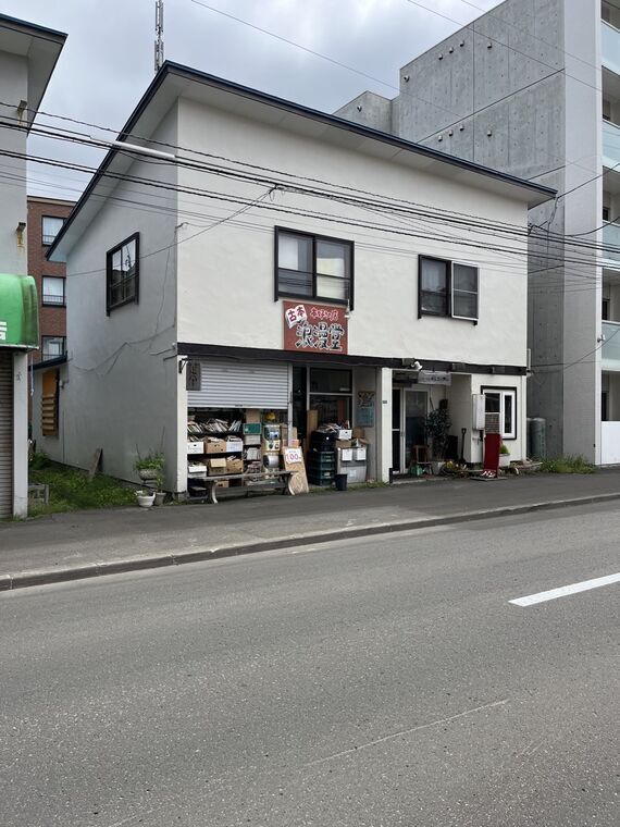 りんごの木 パン工房の白壁2階建て外観と赤い縦長看板