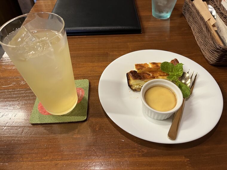 アップルロッジのりんごジュース+林檎バスクチーズケーキ+プリンの全景