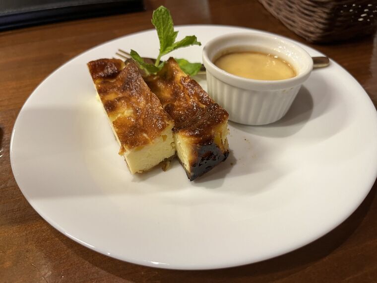 アップルロッジの林檎バスクチーズケーキとプリンのアップ(ミント添え)