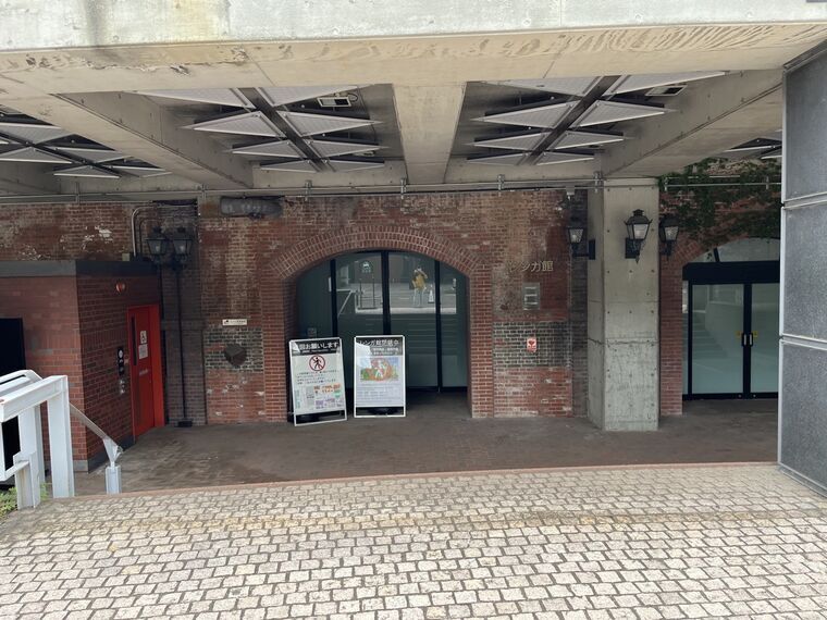レンガ館入口アーチと閉館掲示