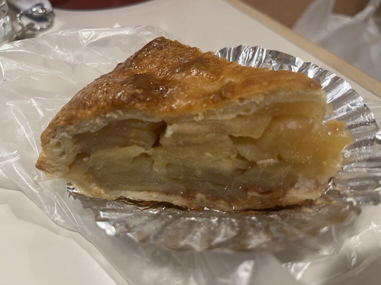 りんごの木 パン工房のアップルパイ断面(りんご層がぎっしり)