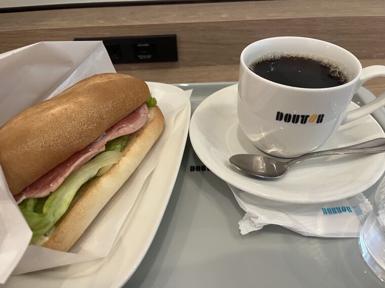 ドトール札幌店のミラノサンドとアメリカンコーヒー