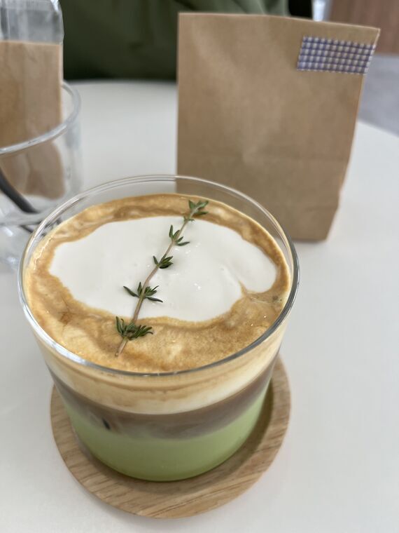 Cafe moona札幌の抹茶エスプレッソクリームラテ
