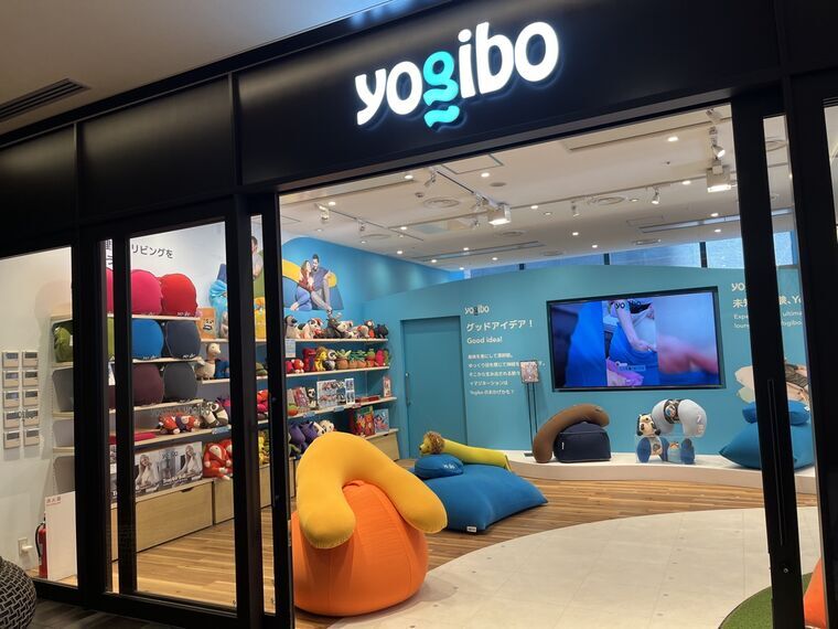 Yogibo新千歳空港店の店頭外観とビーズクッション