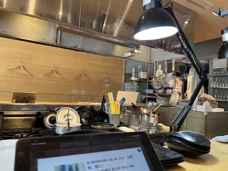 月と太陽BREWING miredo店のカウンター越しの厨房