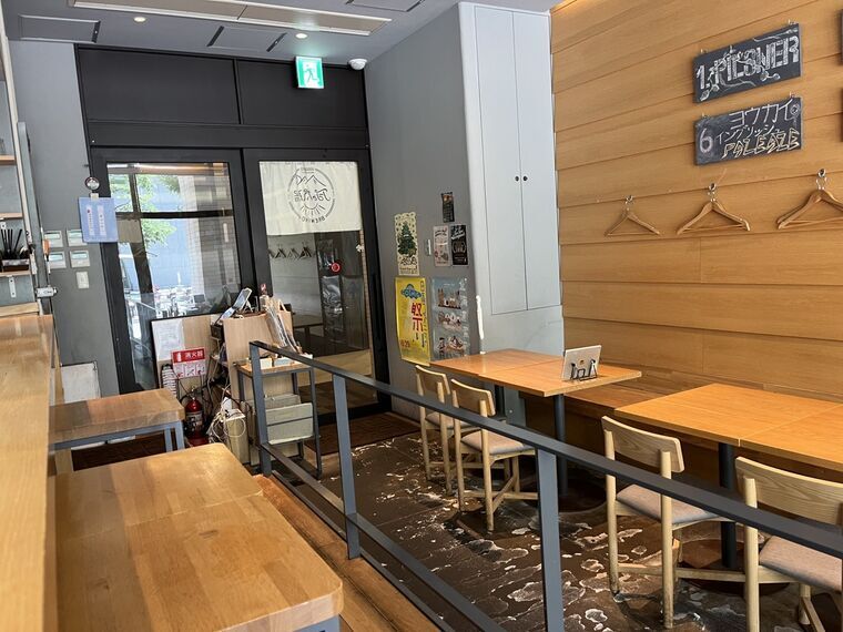 月と太陽BREWING miredo店の店内全景とテーブル席