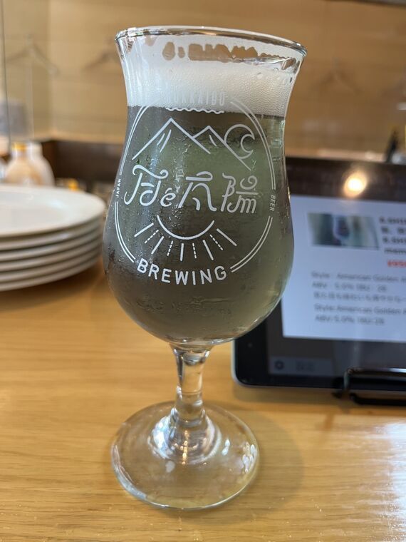 月と太陽BREWING SHINORO BLUE ALEのグラスアップショット