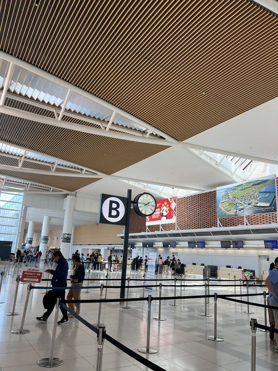 新千歳空港国際線Bカウンター付近の案内表示