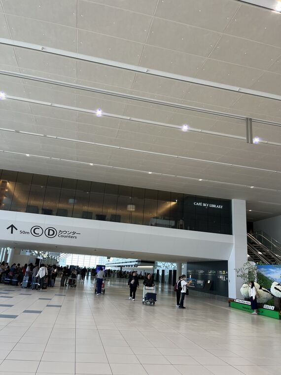 新千歳空港CAFE SKY LIBRARYへの案内ボードとCDカウンター方向矢印