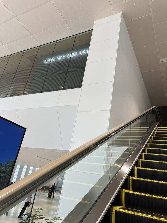 新千歳空港CAFE SKY LIBRARYのエスカレーター付近ネオン看板