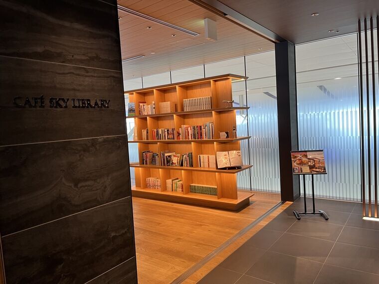 CAFE SKY LIBRARY入口のロゴと本棚