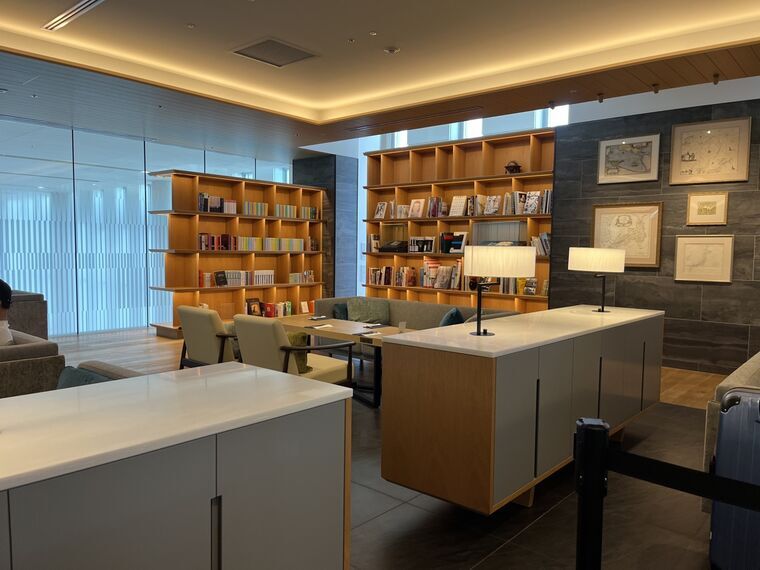 CAFE SKY LIBRARYラウンジ内部の本棚とソファ席