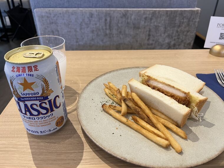 CAFE SKY LIBRARYのサッポロクラシック缶と分厚いカツサンドとフライドポテト