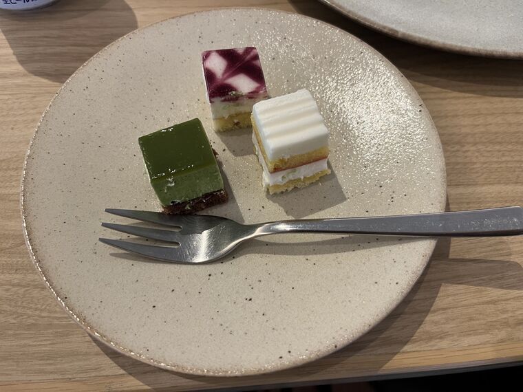 CAFE SKY LIBRARYの小さなケーキ3種(抹茶+ブルーベリーレアチーズ+ショート)