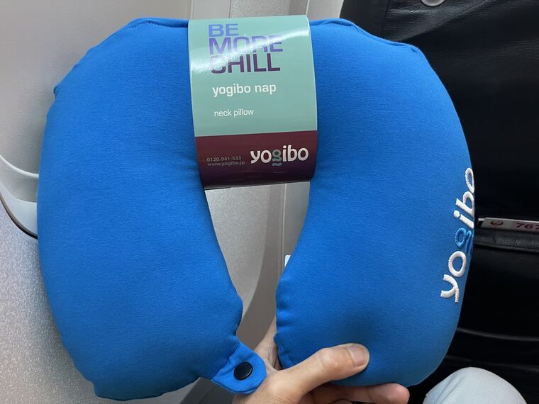 Yogibo nap neck pillow青色を機内で取り出したショット