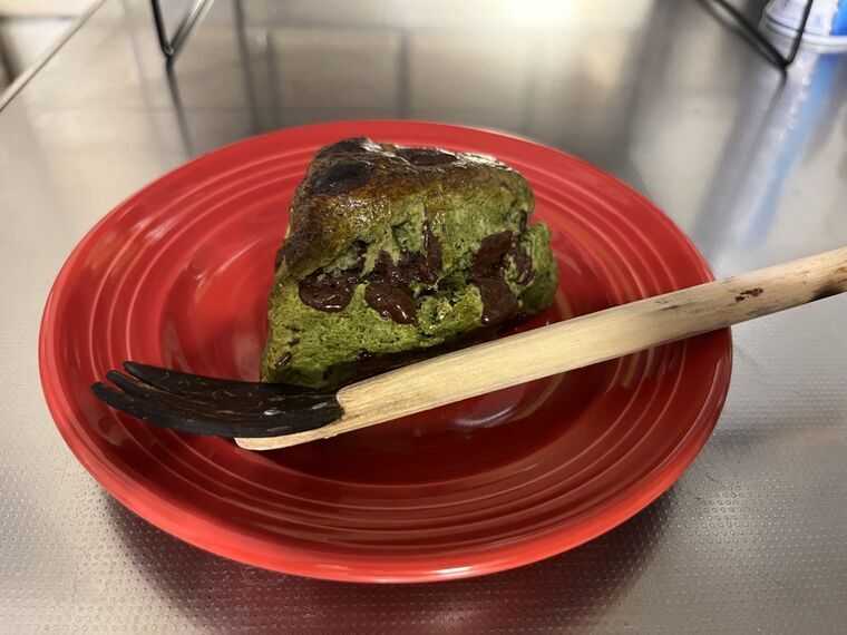 帰宅後に温め直したCafe moonaの抹茶チョコチップスコーン