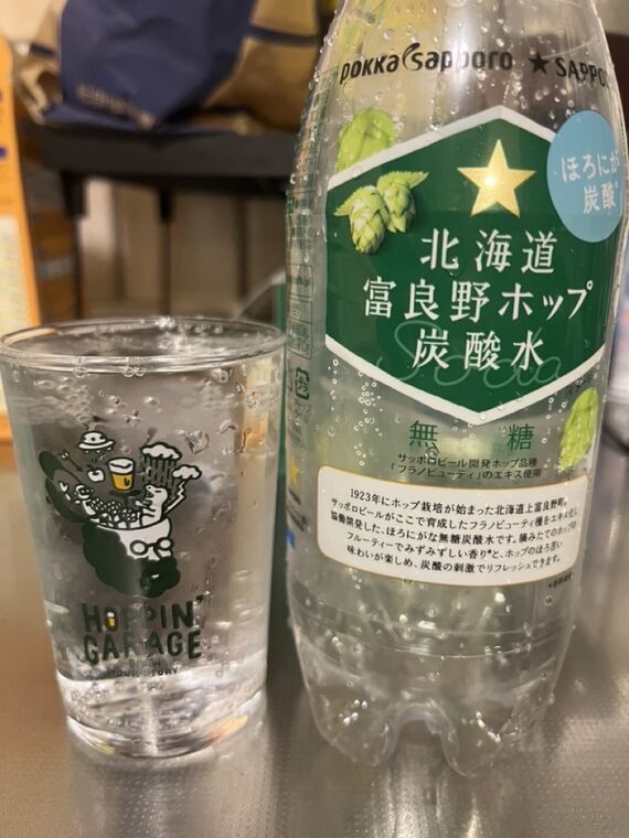 Pokka Sapporo 北海道富良野ホップ炭酸水のペットボトル正面とHOPPIN' GARAGEグラス