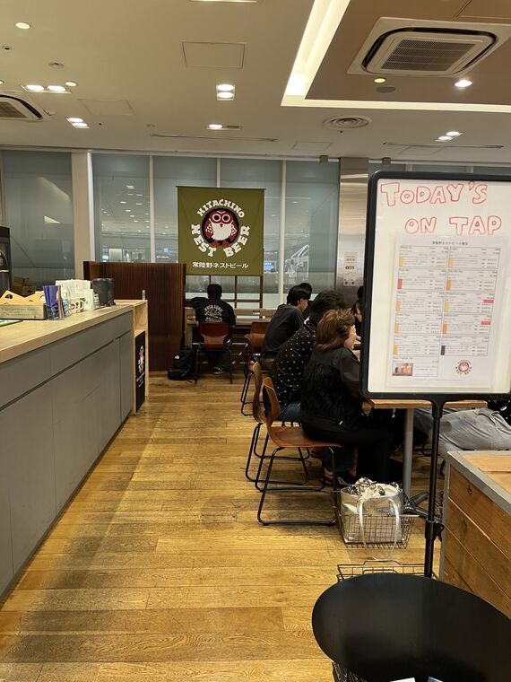 常陸野ブルーイング品川店のカウンター席とTODAY'S ON TAP掲示